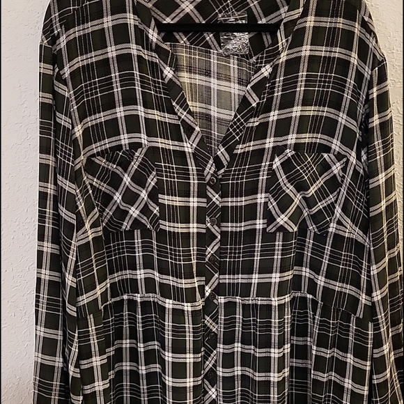 Torrid blouse NWOT - Picture 2 of 3